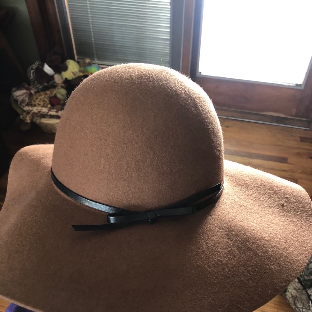 A brown sun hat!